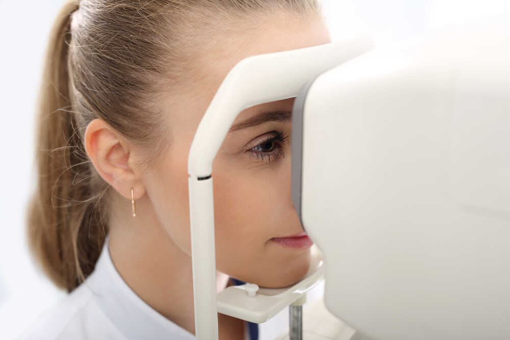 badanie okulistyczne wykonywane przez lekarza okulistę